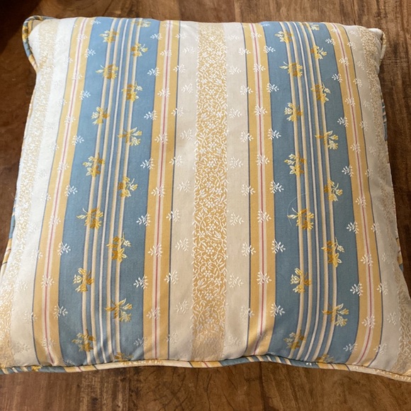 Pierre Deux maintenon blue fabric custom made pillows (2) - Picture 4 of 7